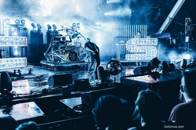 서바이벌 경연 무대 결전 장면 이미지