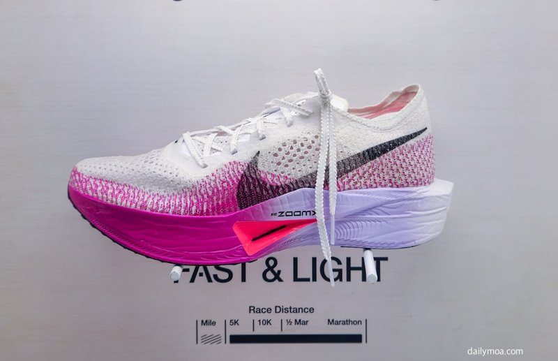 두꺼운 미드솔 러닝화 착용 모습