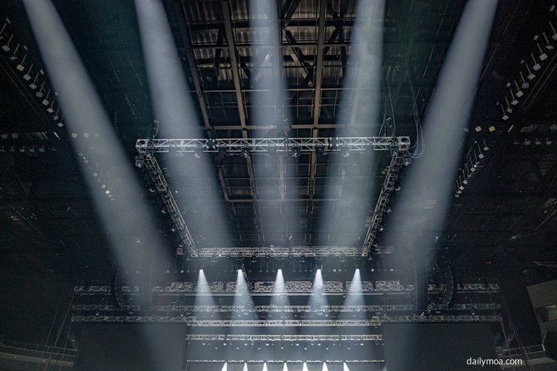 케이팝 콘서트 공연 무대 조명 관중