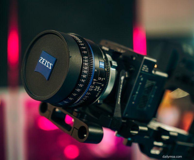 OTT 스트리밍 플랫폼 화면과 영화 감상 장면