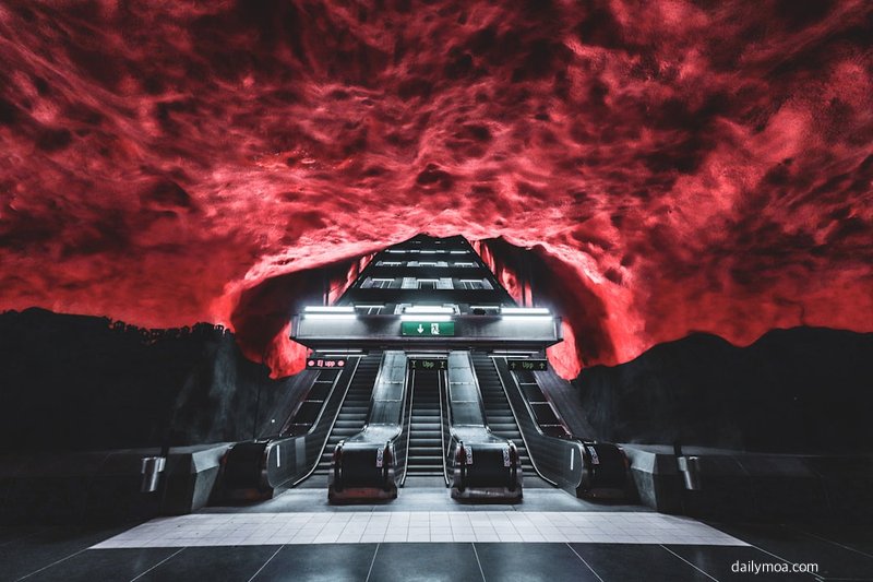 우주 공간과 SF 호러 분위기를 담은 이미지