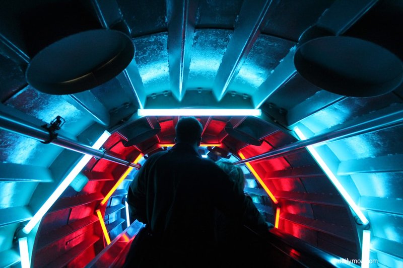 SF 영화 우주 탈출 장면 이미지