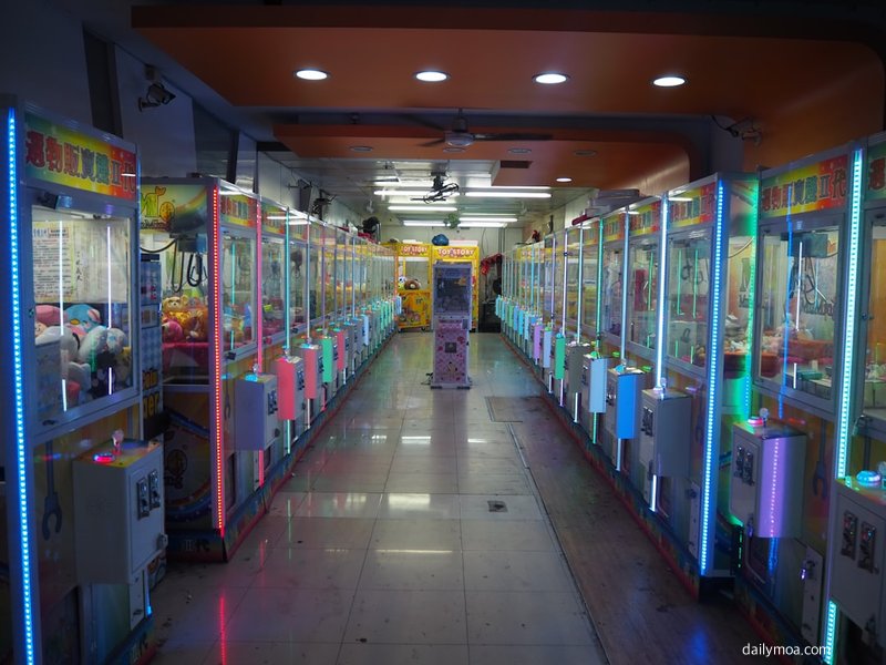 크레인 게임 인형 뽑기 코너 장면