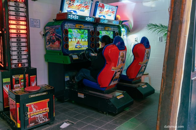 VR 게임 체험 코너와 레이싱 시뮬레이터