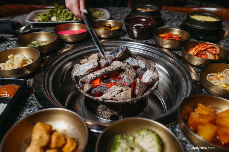 연탄 화로 위 삼겹살과 목살 구이 과정