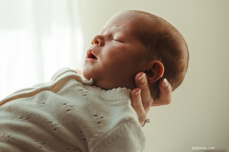 신생아 건강 정보 확인하는 부모와 아기