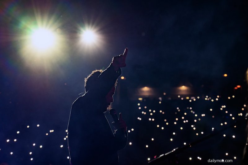음악 공연 무대 위 아이돌 팬 서비스 장면