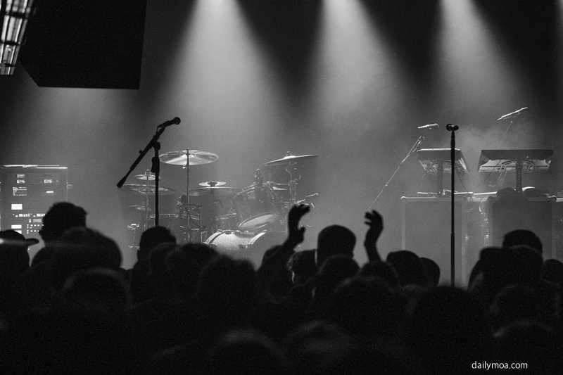 버추얼 아이돌 그룹 공연 팬들과의 소통 이미지