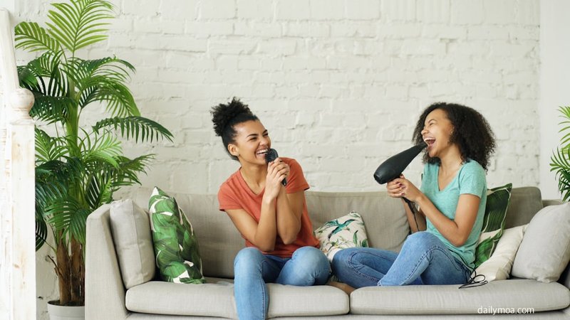 모바일 앱 음악 검색과 노래방 서비스 이용 화면