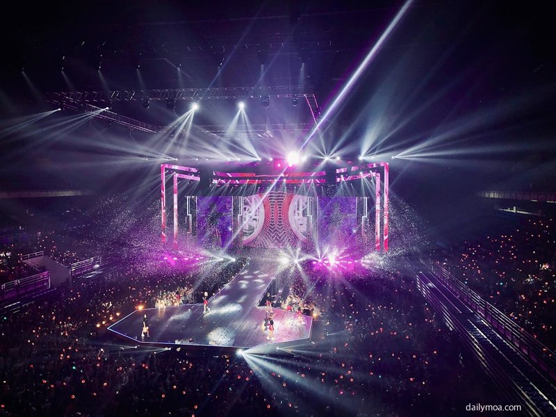 르세라핌 콘서트 무대 공연 장면과 팬덤 응원 모습