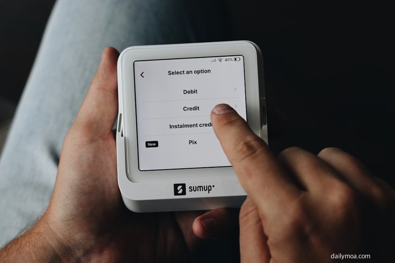 카드 결제와 적립 혜택을 나타내는 지갑과 카드 이미지