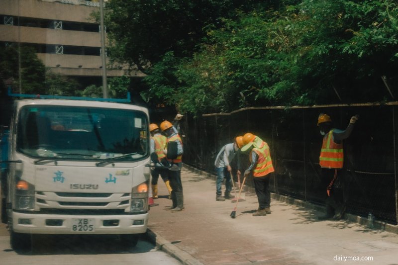 도심 도로 균열과 지반침하 복구 공사 현장 전경