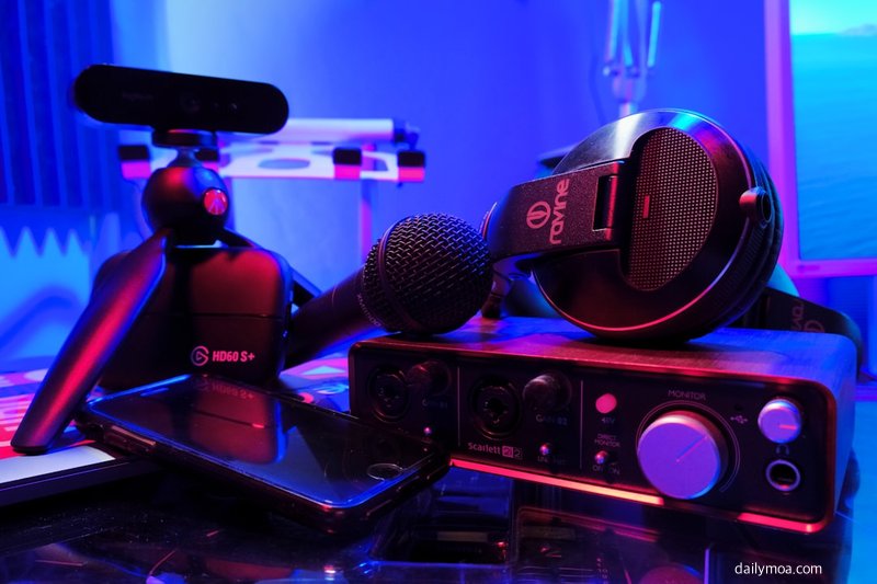 라디오 방송 청취와 음악 감상을 즐기는 장면