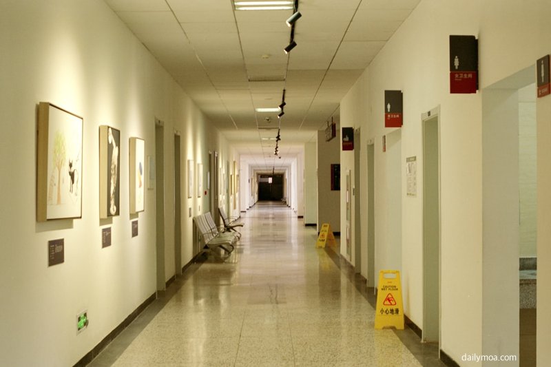 내과 진료 대기실과 병원 접수 창구 모습