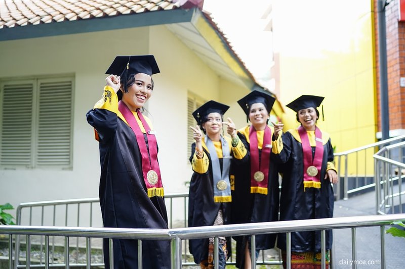 대학 졸업 학사모 학업 성취 장학금