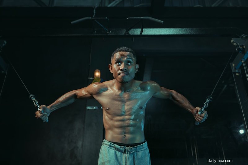 헬스장 내부 운동 기구 배치 모습