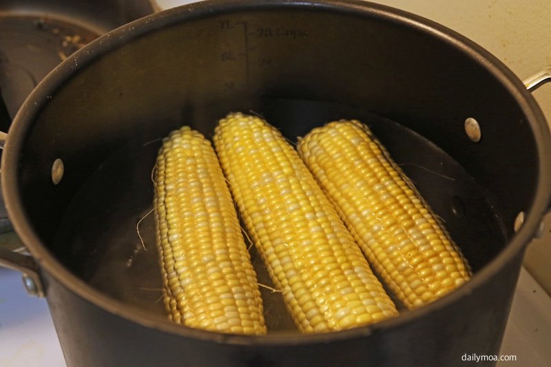 냄비에서 옥수수를 삶는 모습