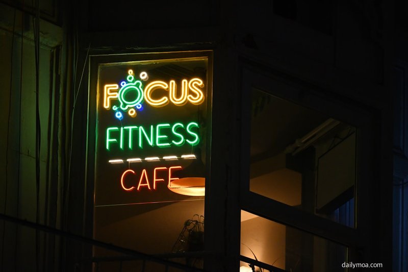 24시간 운영 피트니스 센터 외관 예시