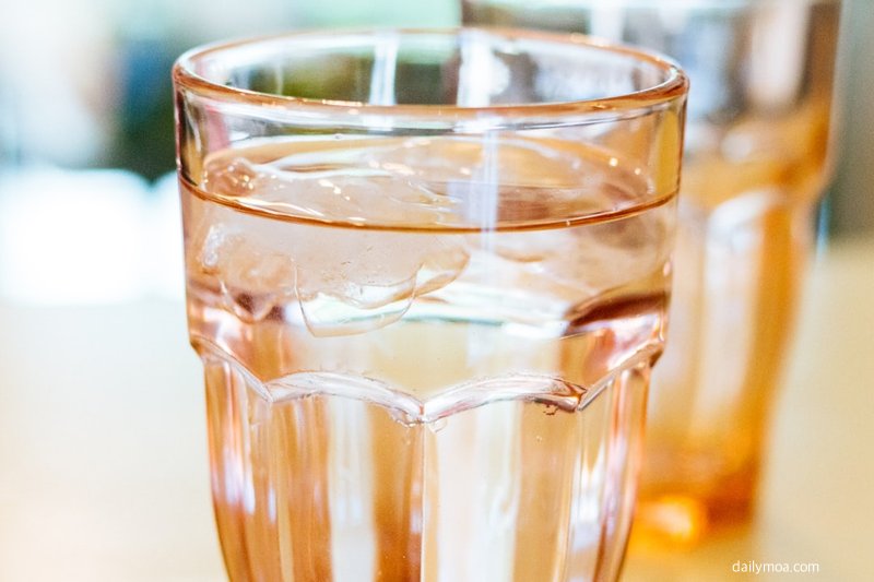 물을 천천히 마시며 딸꾹질을 멈추려는 모습